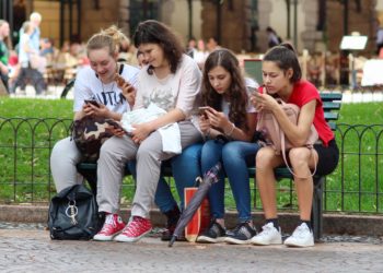 Telefonia mobile: nel 2022 più GB nelle offerte e costi più bassi dell’8%