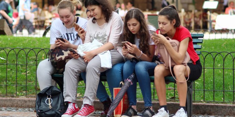 Telefonia mobile: nel 2022 più GB nelle offerte e costi più bassi dell’8%