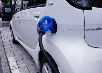 Caro carburante: come risparmiare e confronto con auto elettriche