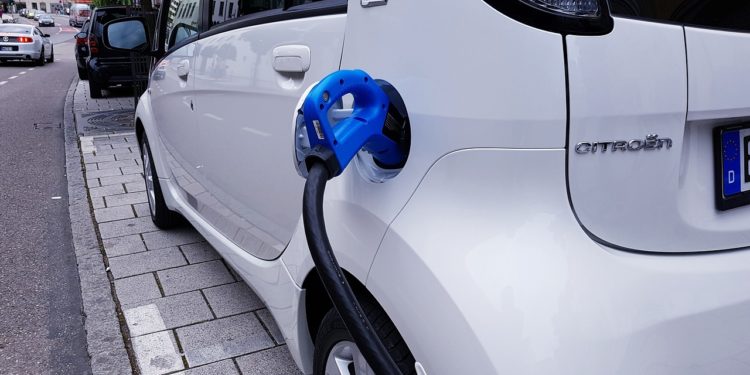 Caro carburante: come risparmiare e confronto con auto elettriche
