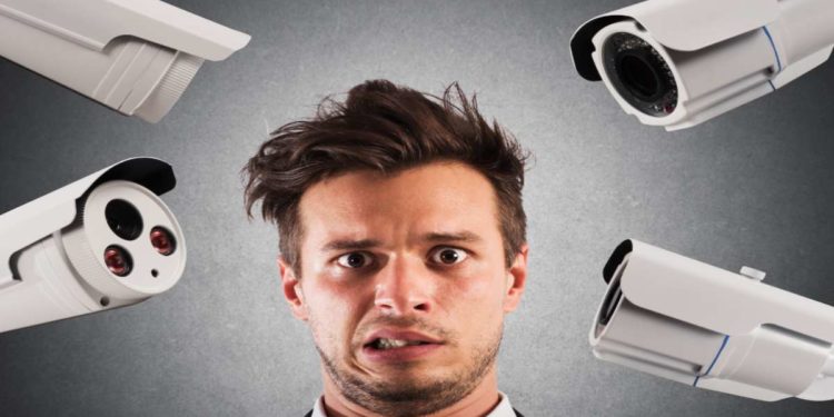 Hai il sospetto di essere spiato? Ecco come capire se le tue sensazioni sono vere