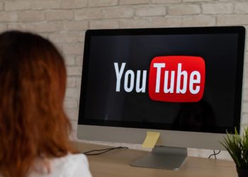 YouTube, nuove regole per contenuti generati con IA e deepfake