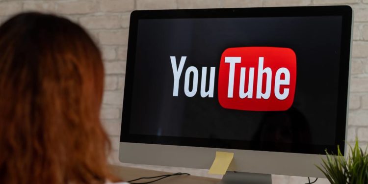 YouTube, nuove regole per contenuti generati con IA e deepfake