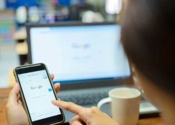 La Commissione Europea sollecita Apple e Google a fornire dettagli sulla trasparenza