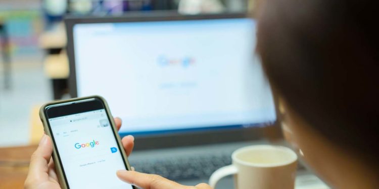 La Commissione Europea sollecita Apple e Google a fornire dettagli sulla trasparenza