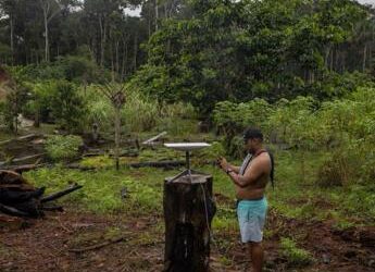 Elon Musk porta internet nella foresta amazzonica e stravolge la vita quotidiana di una tribù