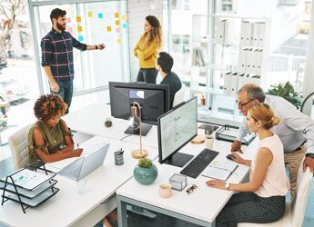 Intelligenza artificiale: meno di 3 aziende su 10 investono veramente in AI ma la maggioranza dei lavoratori vede benefici dalla sua implementazione