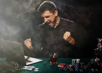 Giocare a carte sul web: vantaggi e trend del momento
