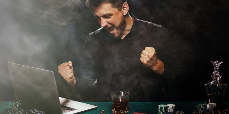 Giocare a carte sul web: vantaggi e trend del momento