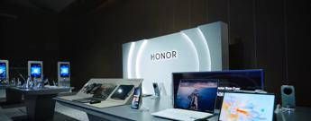 HONOR svela ALPHA PLAN al MWC 2025: 10 miliardi per l’Ecosistema AI