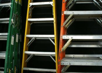 Gabbia o linea vita? Come scegliere la protezione giusta per le scale verticali